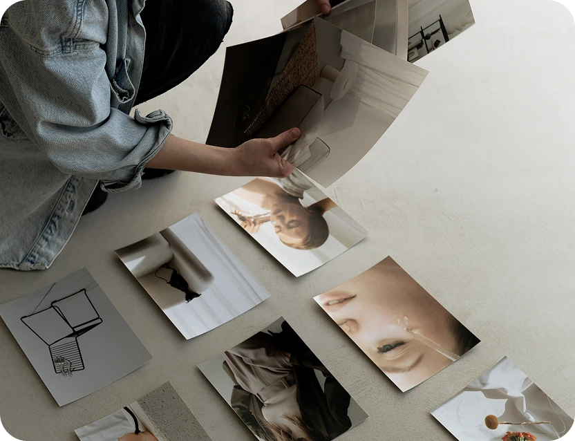 Brand Designerin, welche eine Auswahl zur Bildwelt eines Brandings trifft