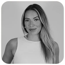 Schwarz-weiß Portrait von Brand Designerin Anna Sophie Menzen