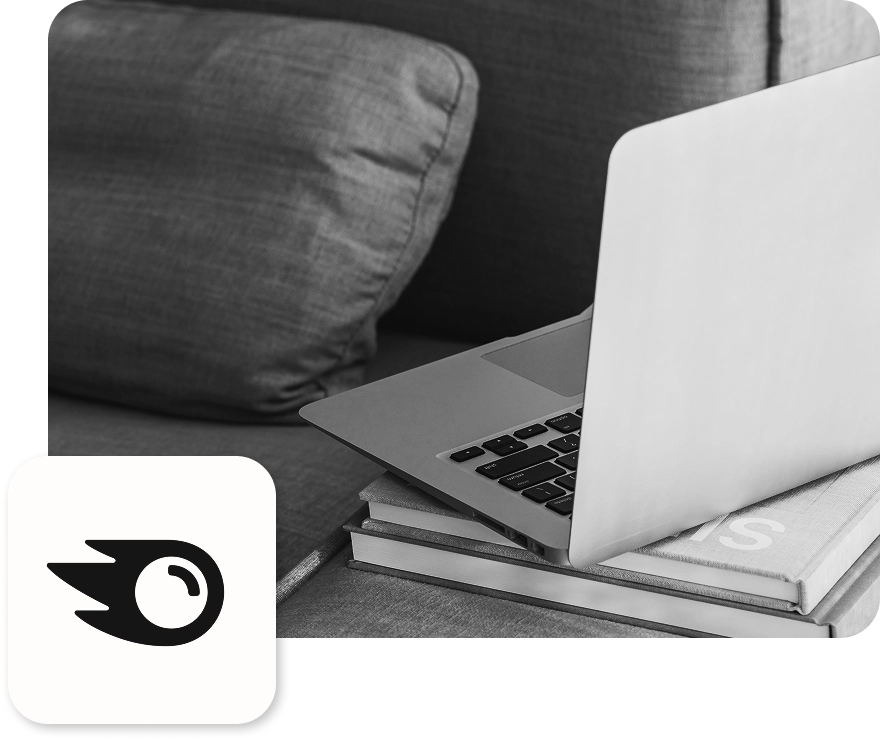 Aufgeklappter Laptop auf zwei Büchern stehend