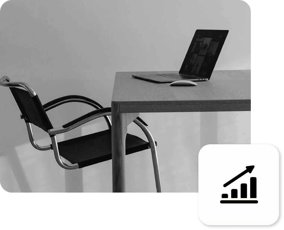 Arbeitsplatz von der Seite mit Stuhl, Tisch, Laptop, und Maus