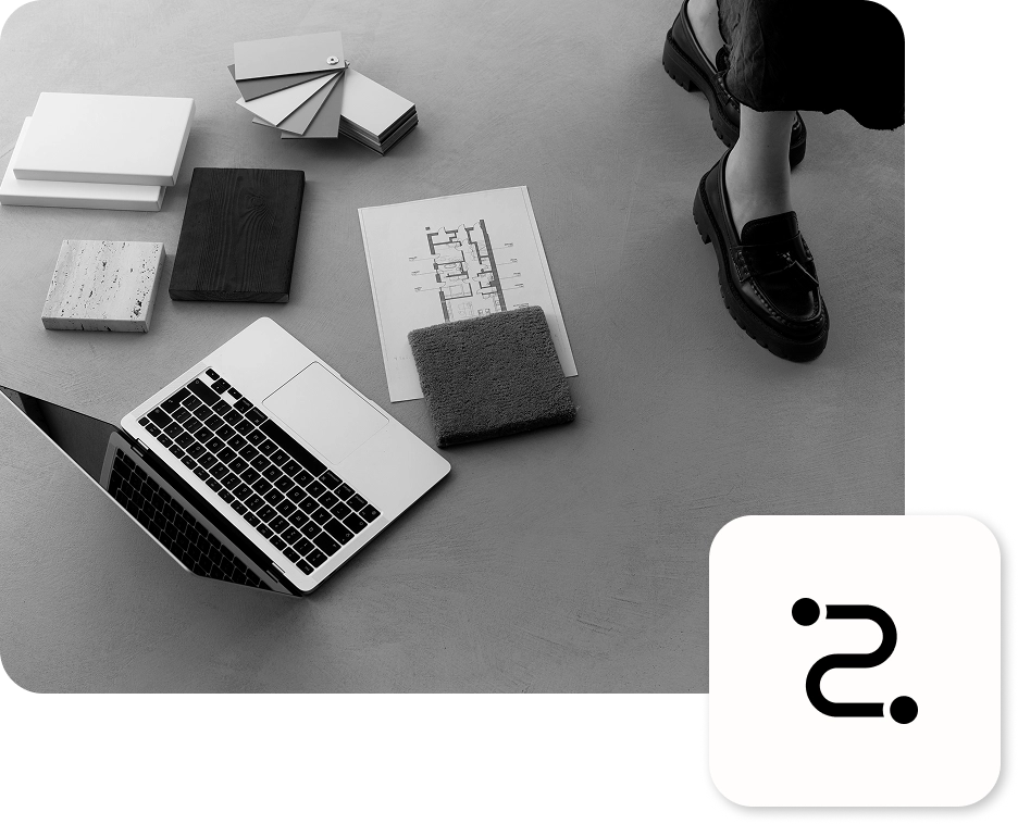 Die Füße einer Frau neben einem Arbeitsplatz, an dem eine Farbwelt für einen Kunden kreiert wird