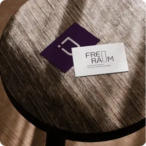 Visitenkarten einer Corporate Design Kundin auf einem Tisch liegend