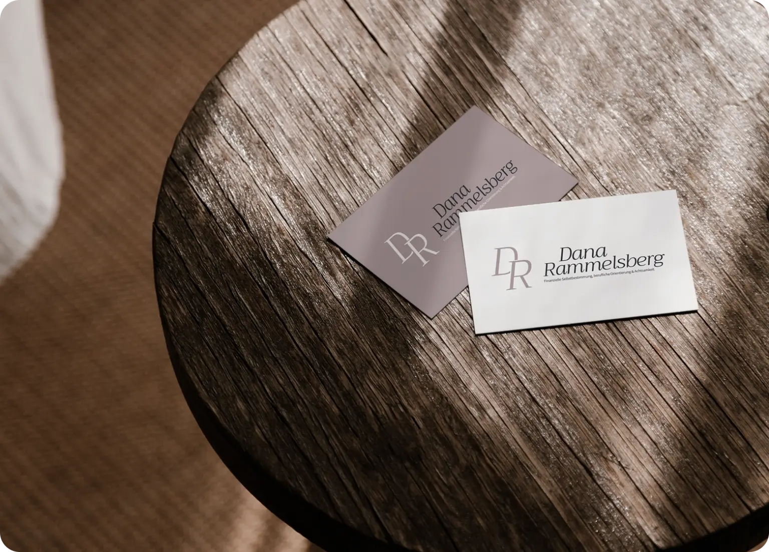 Zwei Visitenkarten auf einem Tisch - Ergebnis eines Corporate Design Projekts