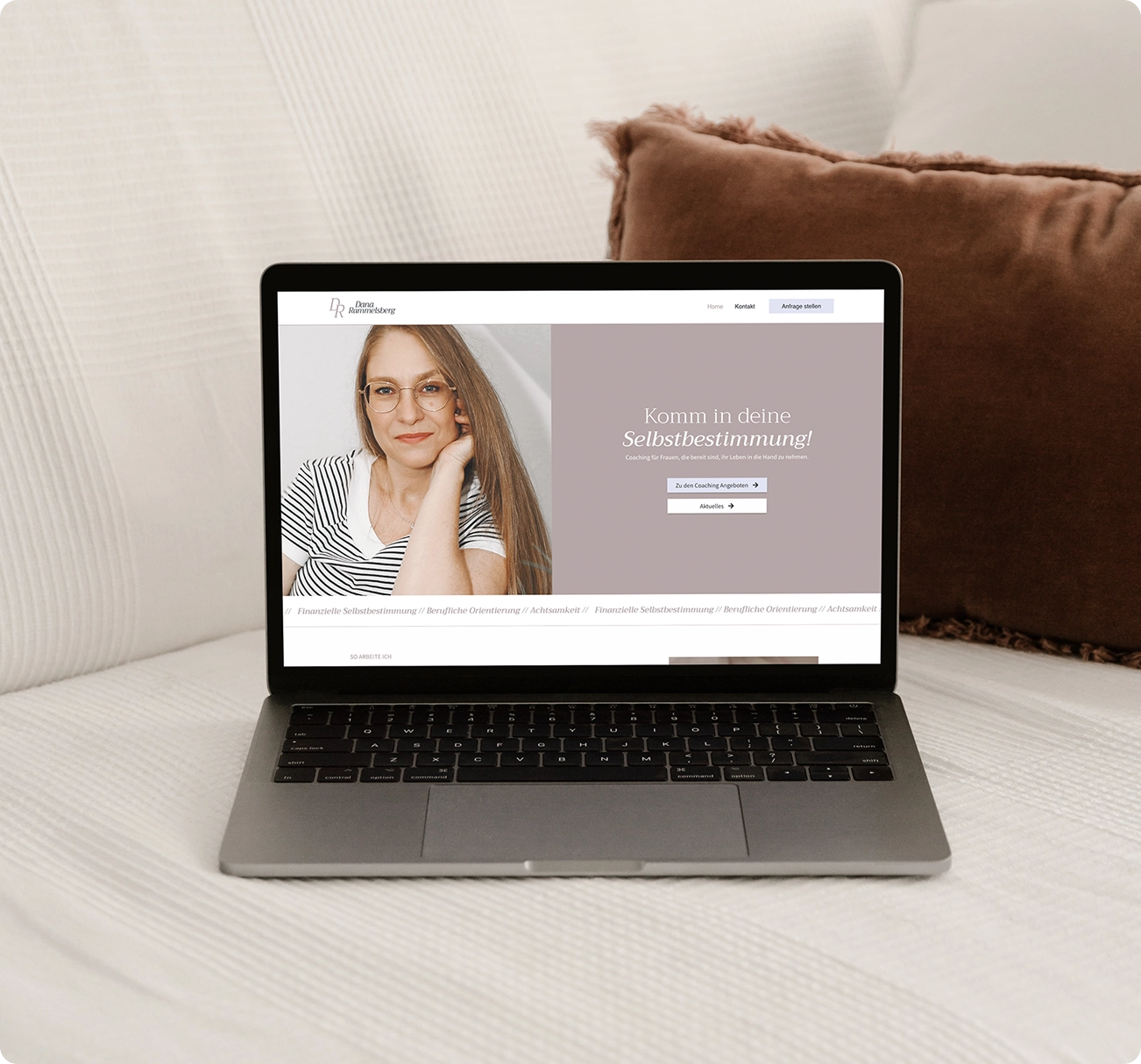 Webdesign einer Coaching für Selbstbestimmung - auf Laptop dargestellt