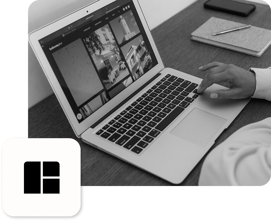 Die Hand einer Designerin bedient einen Laptop