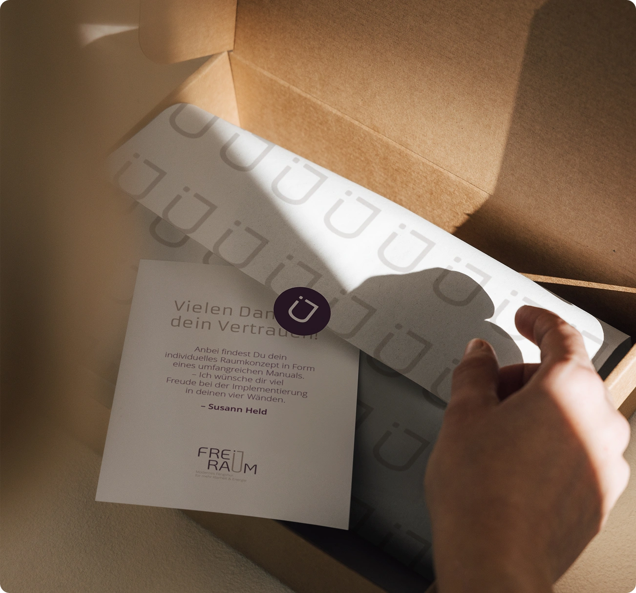 Dankeskarte für die Buchung eines Corporate Designs in Karton liegend