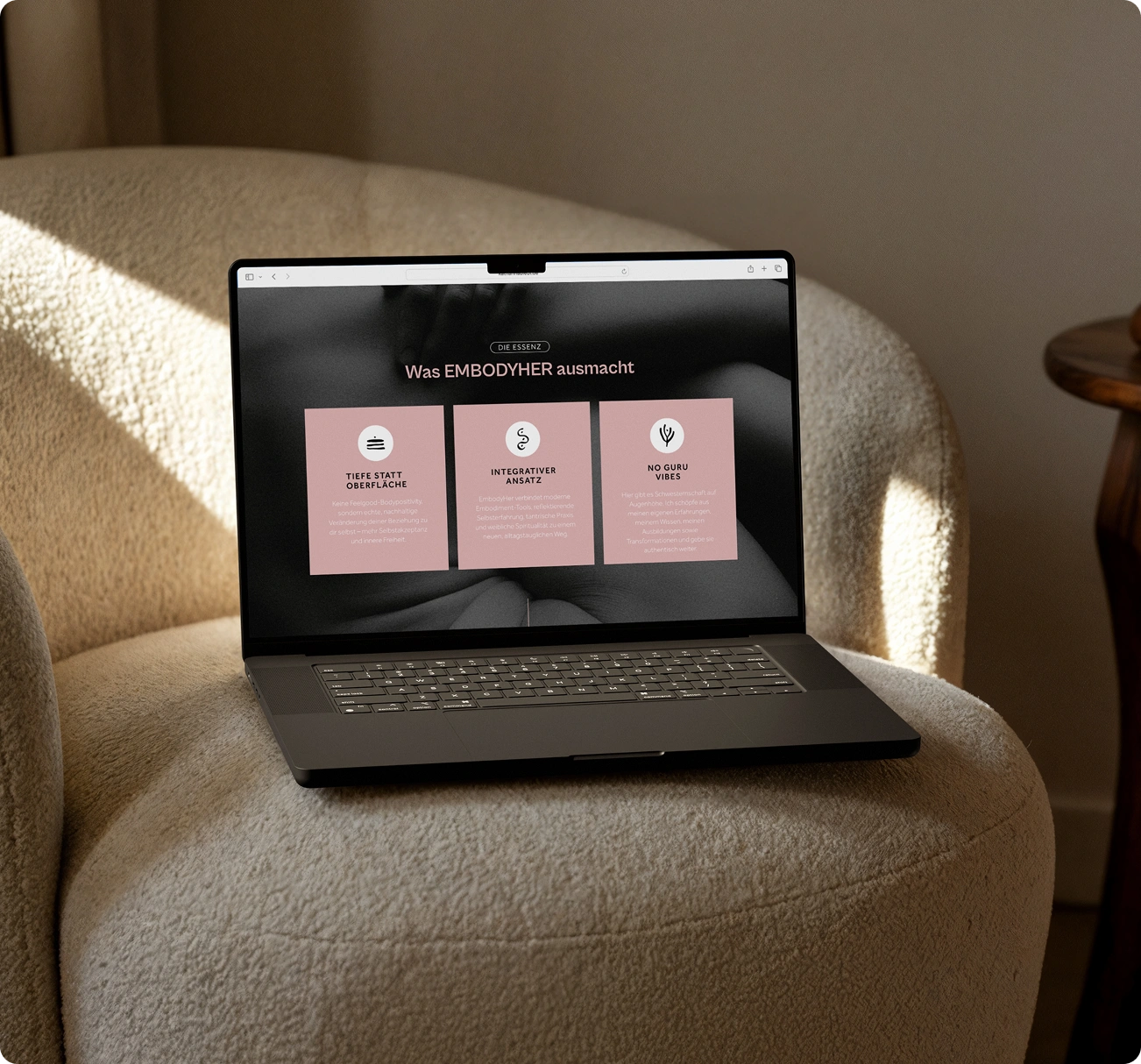 Female-Empowerment Website auf Laptop dargestellt