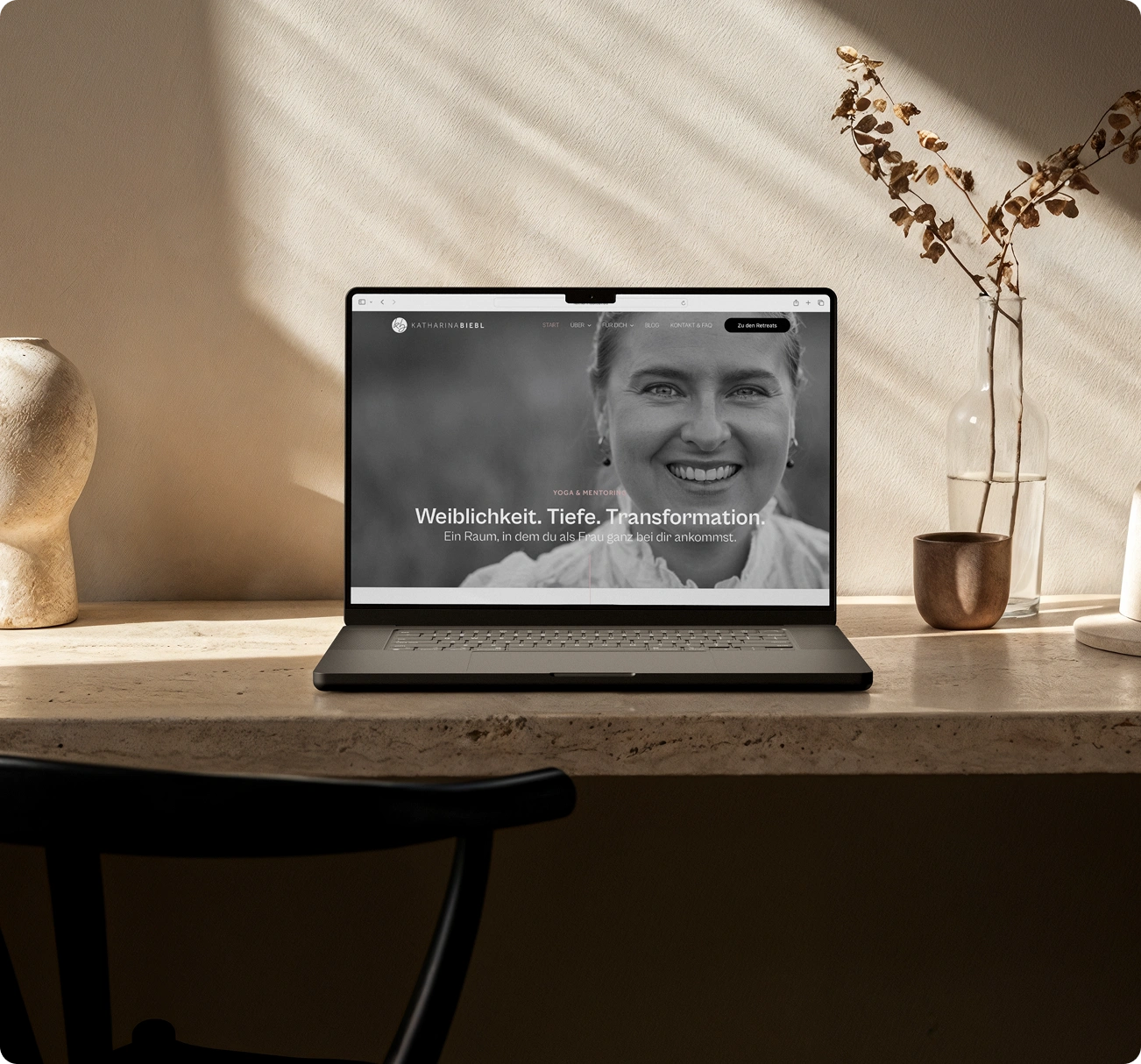 Hero-Bereich der Website einer Yoga-Lehrerin auf Laptop dargestellt