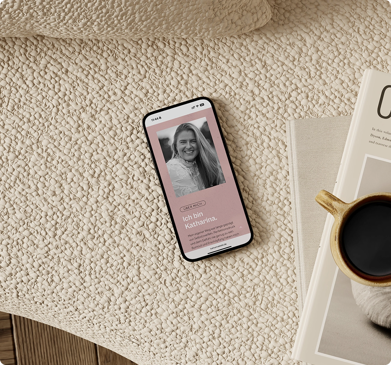 Responsives Webdesign einer Yoga-Lehrerin auf einem Smartphone dargestellt