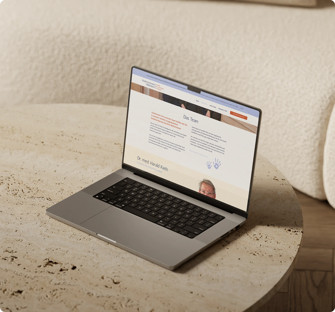 Webdesign einer Arztpraxis auf Laptop