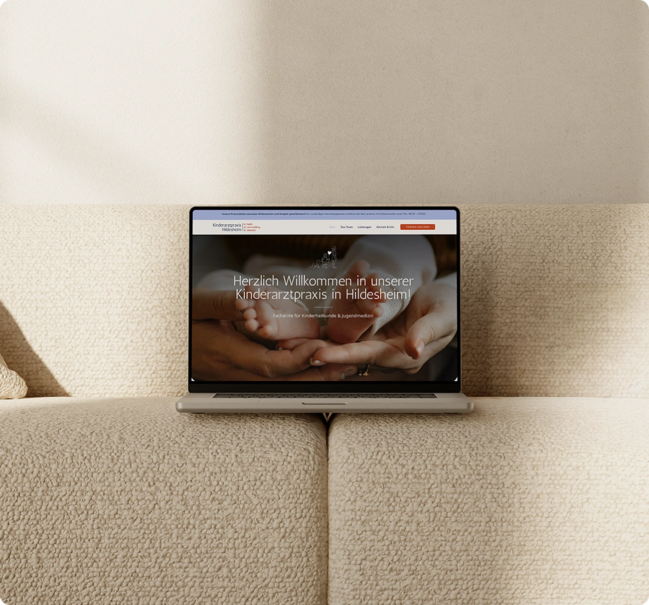 Website einer Kinderarzt-Praxis auf Laptop dargestellt