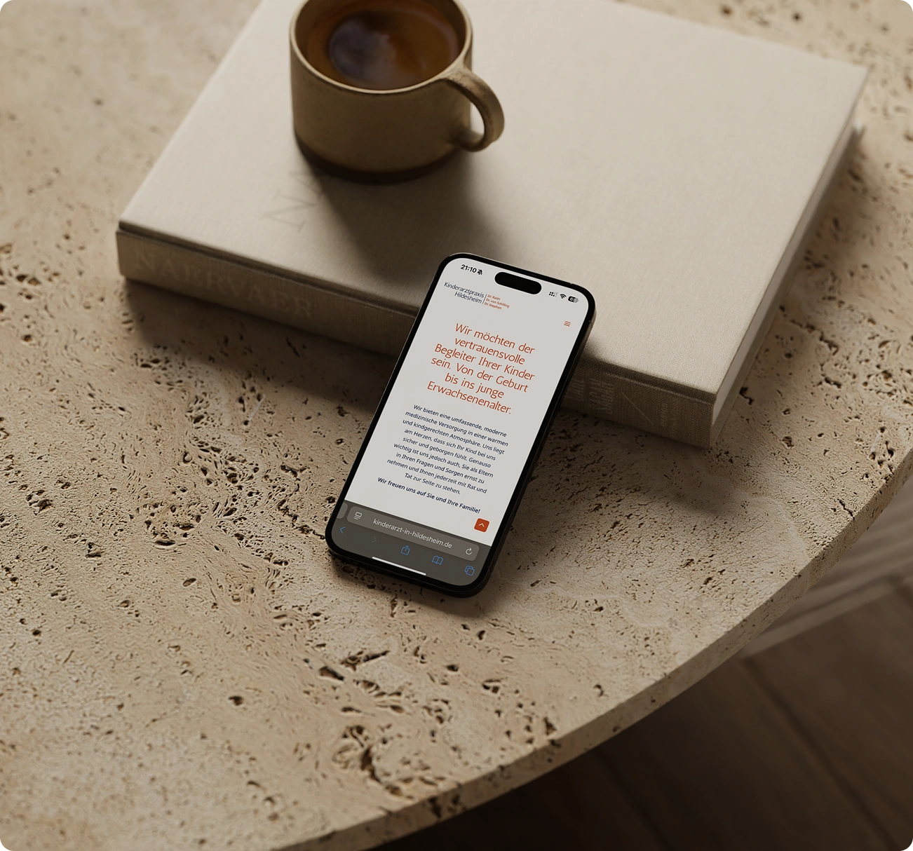 Responsives Webdesign einer Kinderarzt-Praxis - dargestellt auf mobilem Endgerät