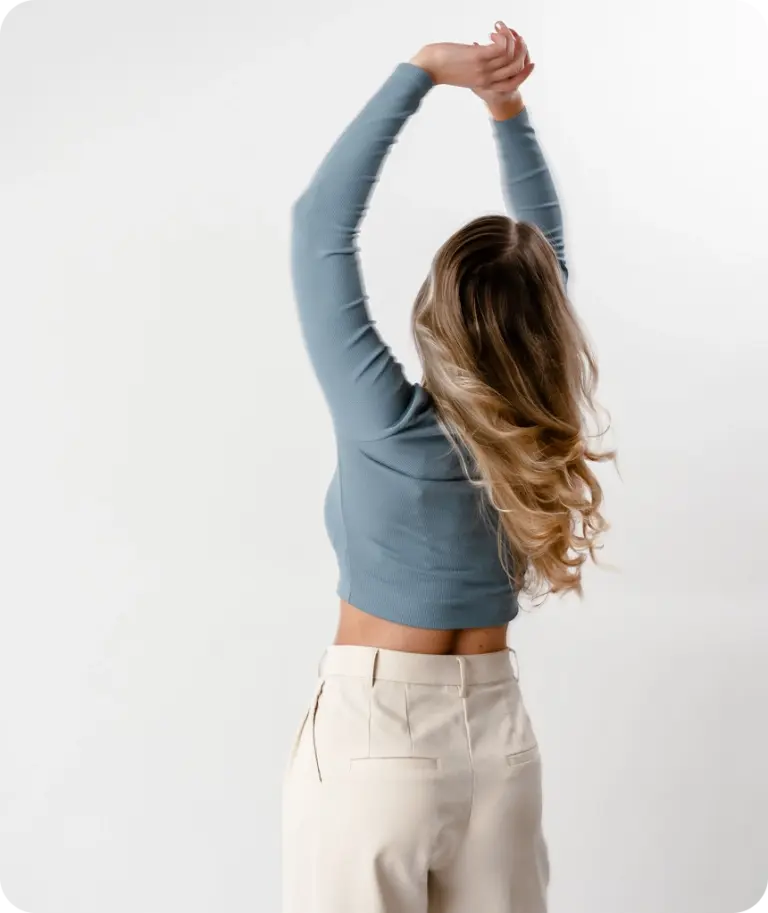 Brand Designerin Anna Menzen von hinten, tanzend mit den Armen über dem Kopf