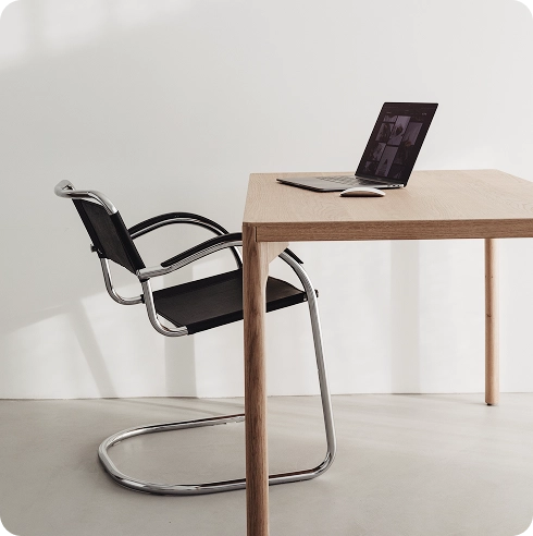 Arbeitsplatz eines Designers - Schreibtisch mit Laptop und Stuhl