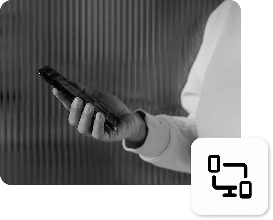 Die Hand eines Mannes hält ein Smartphone fest