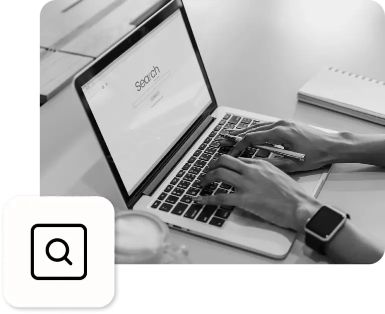 Hände am Laptop, welche Text in eine Suchmaschine eingeben