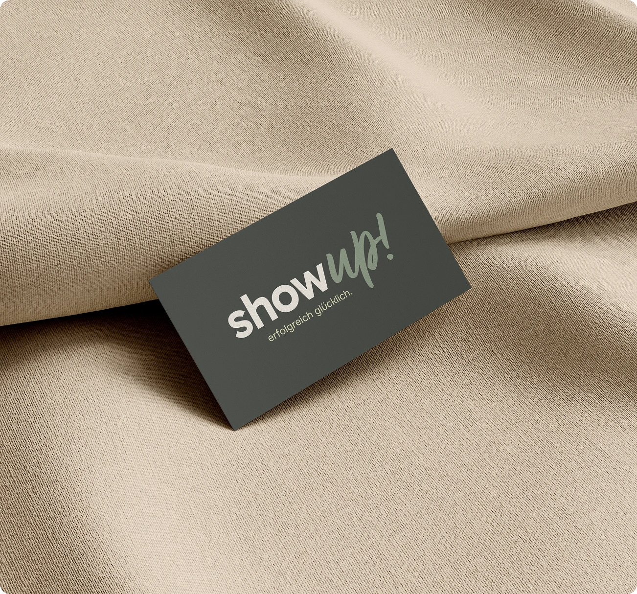 Grün-weißes Logo auf Visitenkarten für Coaching-Unternehmen - auf Decke liegend