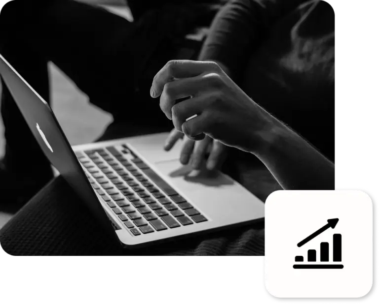 Die Hände eines Mannes welche einen Laptop bedienen