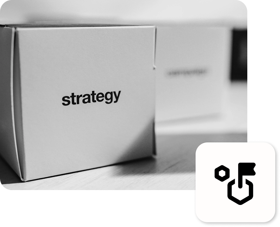 Karton mit dem Wort strategy bedruckt