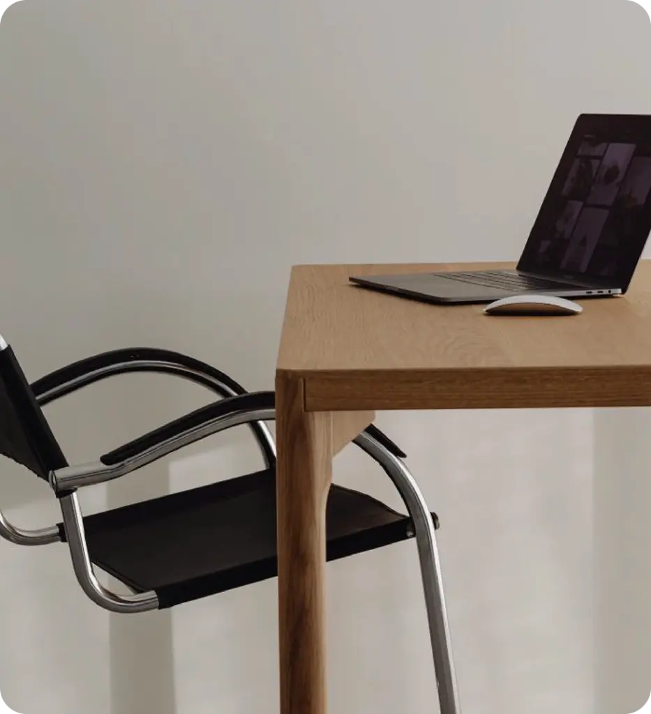 Arbeitsplatz eines Webdesigners von der Seite