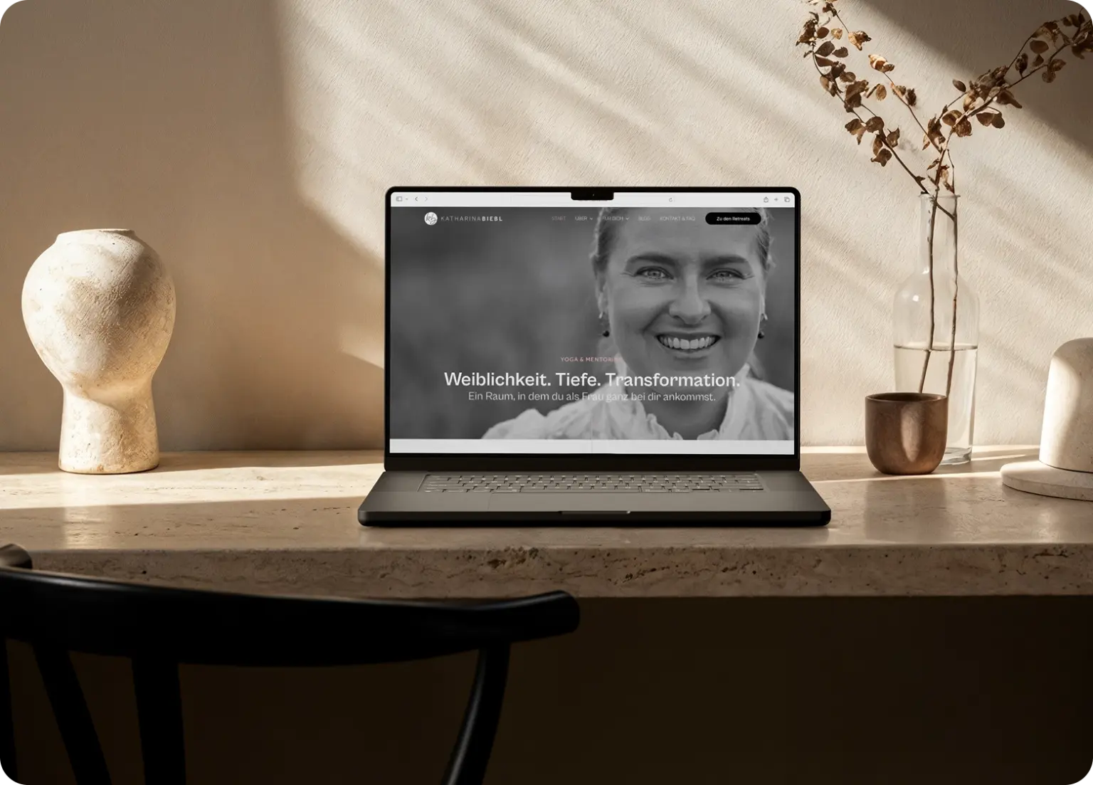 Landingpage einer Yoga-Lehrerin - Dargestellt auf einem laptop