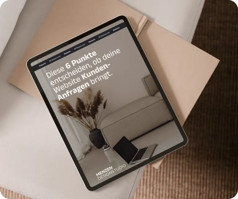 Deckblatt einer Website-Checkliste auf Tablet dargestellt