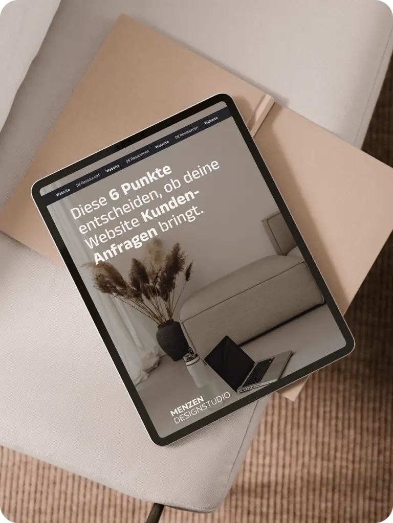 Deckblatt einer Website-Checkliste auf Tablet dargestellt