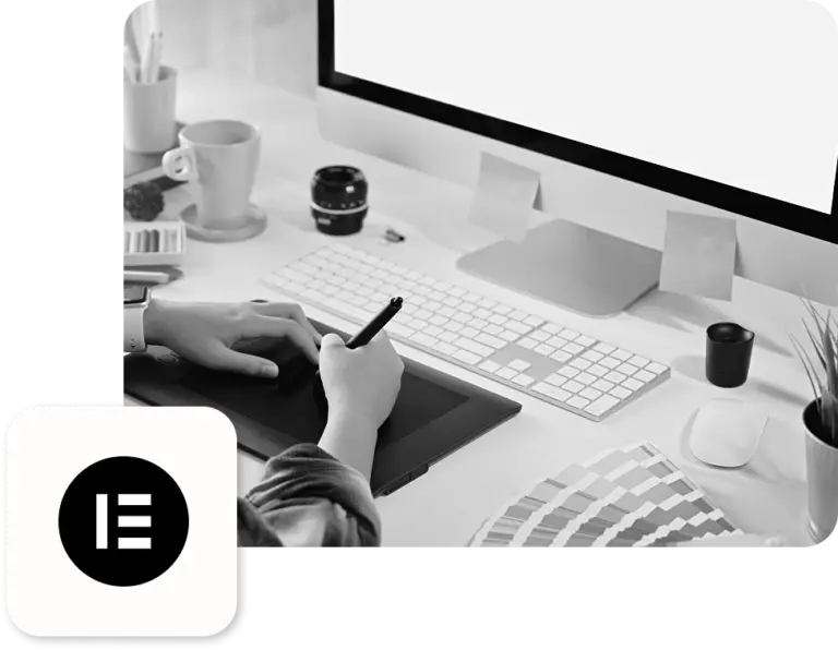 Designer am Schreibtisch, welcher Eingaben am Computer über ein Graphic-Tablet macht