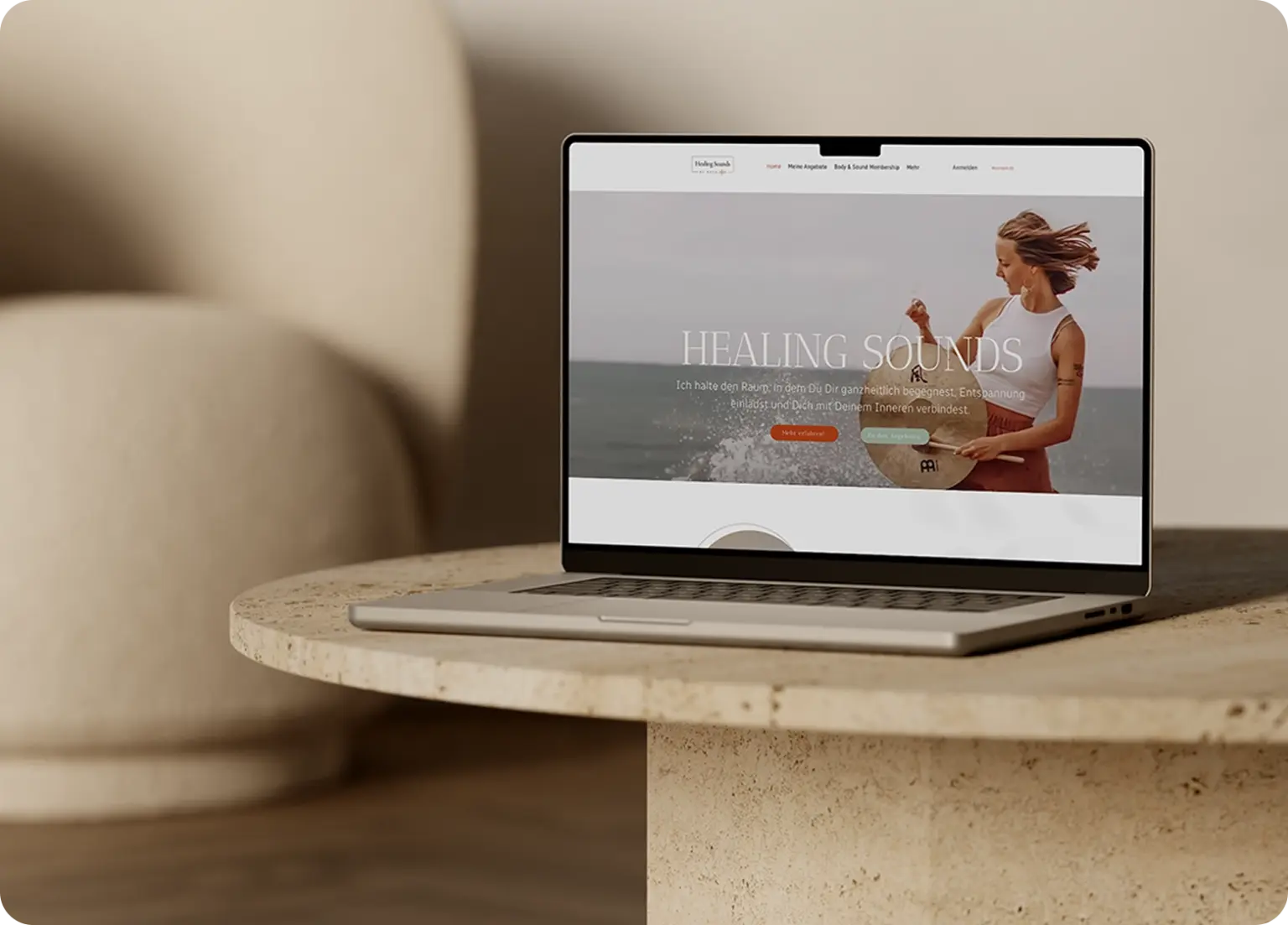 Website einer Klangschalentherapeutin auf einem Laptop abgebildet