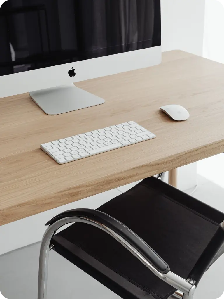 Arbeitsplatz eines Webdesigners - mit Bildschirm, Tastatur und Maus auf einem Schreibtisch